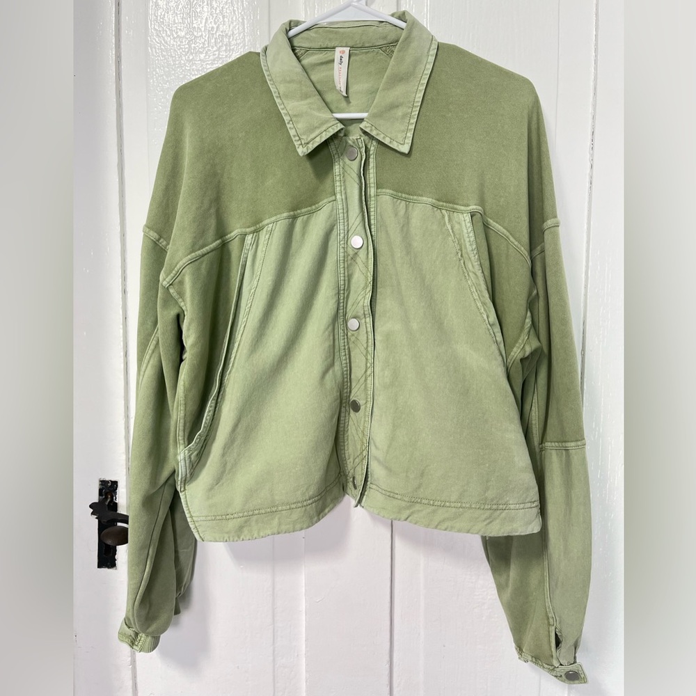 Daily Practice By Anthropologie Green cropped relaxed fit snap front shacket L - Picture 3 of 9